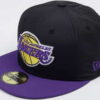 New Era 5950 NBA Black Crown La Lakers černá / fialová 6 7/8 (54.9 cm)